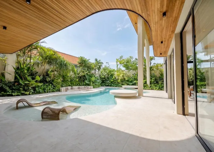 Seminyak 6br Tropical With Huge Curvy Pool