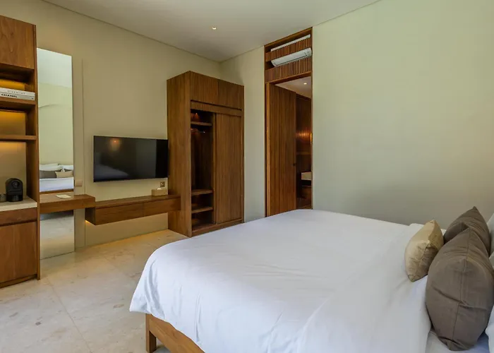 Seminyak 6br Tropical With Huge Curvy Pool