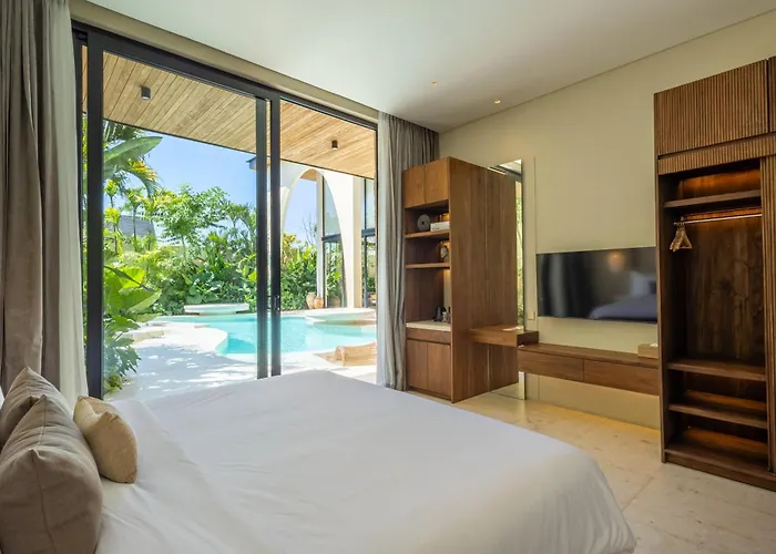 Seminyak 6br Tropical With Huge Curvy Pool *