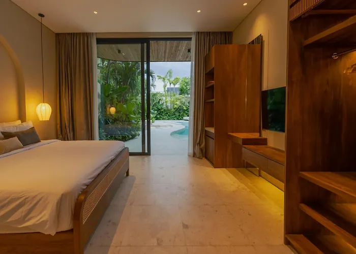 Seminyak 6br Tropical With Huge Curvy Pool