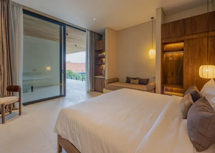 Seminyak 6br Tropical With Huge Curvy Pool