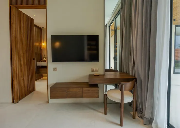 Seminyak 6br Tropical With Huge Curvy Pool *