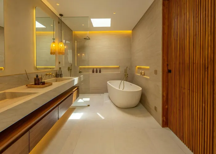 Seminyak 6br Tropical With Huge Curvy Pool