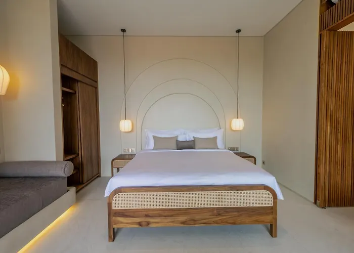 Seminyak 6br Tropical With Huge Curvy Pool